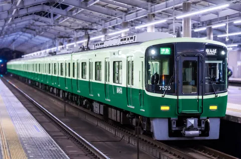「なんば」へ向かう翠色の車両