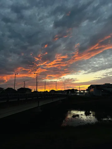 燃える雲と街灯りのコントラスト