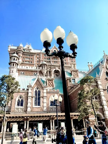 魔法のような建築と空
