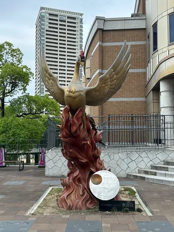 炎を纏う不死鳥、平和への祈り