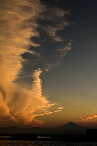 空に溶ける燃えるような雲