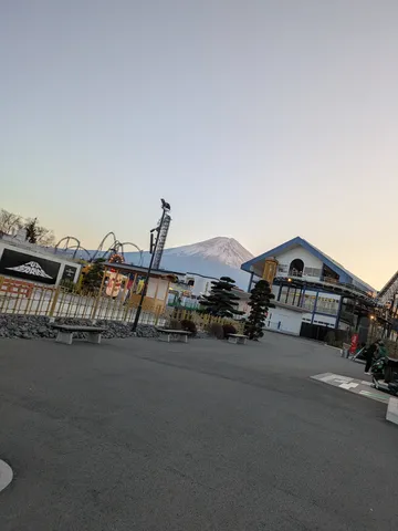 逆光に浮かぶ富士山と遊園地のロマンチック