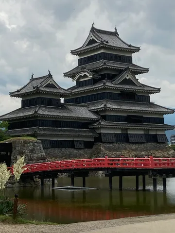黒と赤のコントラストが映える古城
