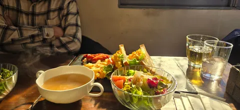 窓辺の朝ごはん風景