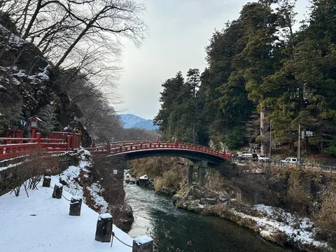 雪景色に赤い橋、今日の主役は私！