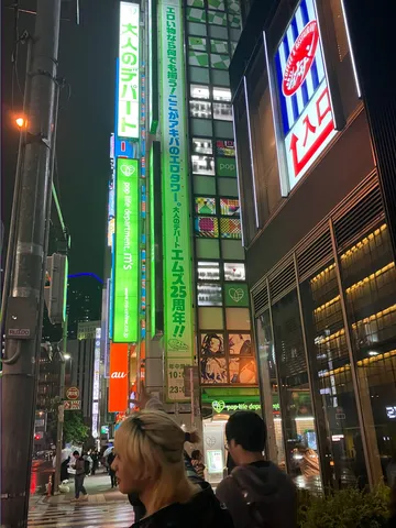 ネオンがきらめく夜の街
