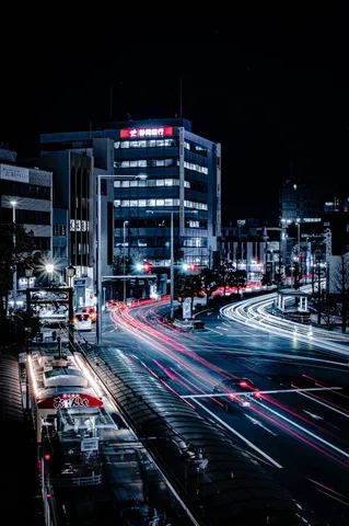 夜を走る光の交差点