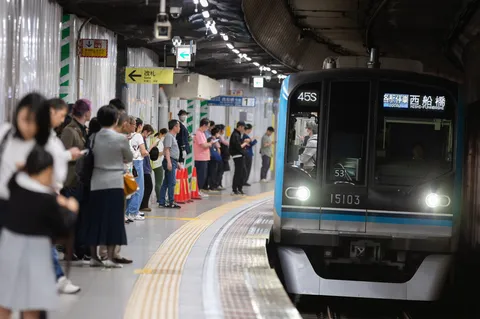 スマホが創る無言の劇場