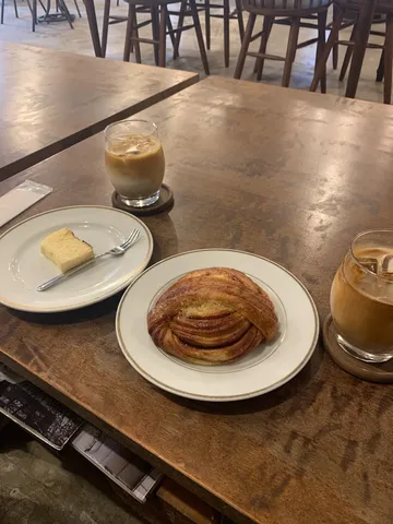 静かなカフェの朝の甘味