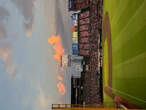 茜色の空とナイター球場