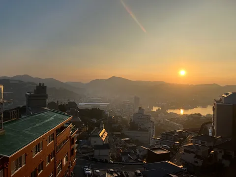 夕陽にほどける街並み