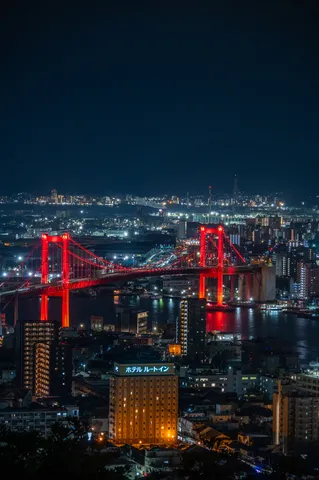 都市の夜を彩る真紅の橋