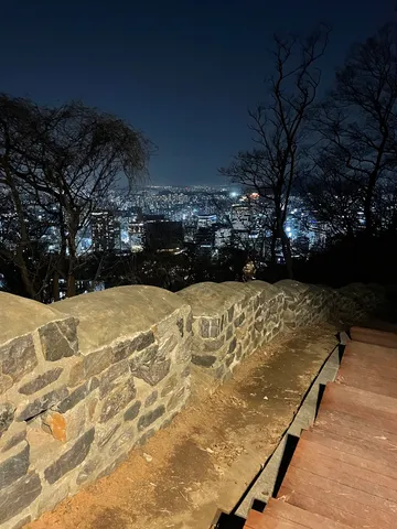 石垣と夜景、時の流れ
