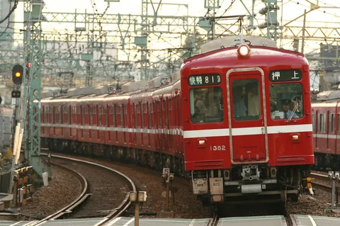 駅へ急ぐ、赤き鉄の鼓動
