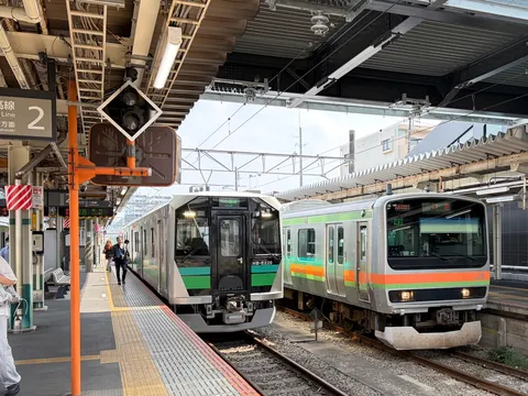 ホームに並ぶ二つの車両