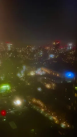 都会の夜景、光の粒たち