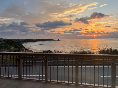 夕日と海と手すりの風景