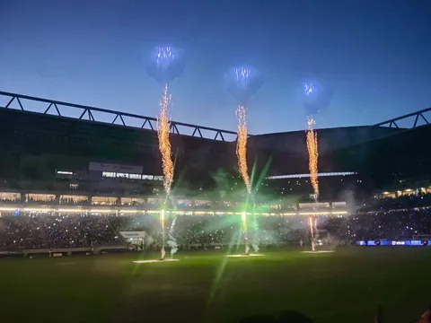 スタジアムを彩る夜空の花火