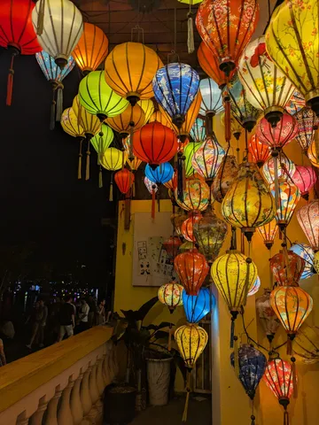 夜空を彩るランタンの宴