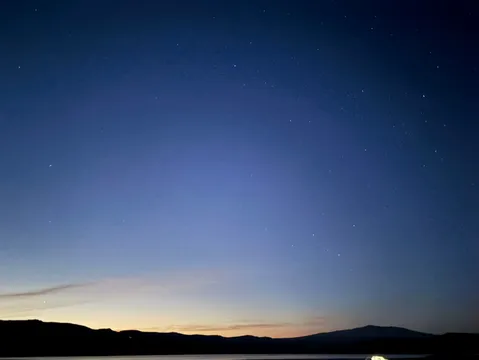夜明け前の星降るグラデーション