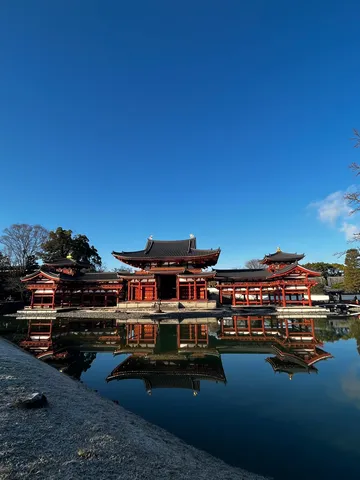 水鏡に映える荘厳な美