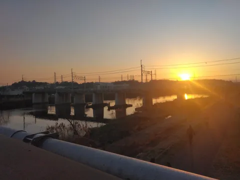 夕暮れ、静かな水辺の散歩道