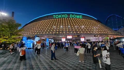 夜の東京ドームの賑わい