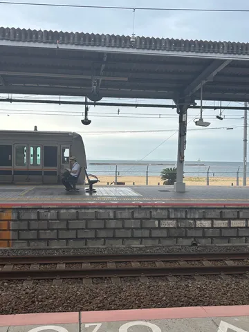 静寂の海辺、列車の旅