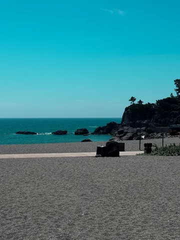 碧い空と黒い砂浜のコントラスト