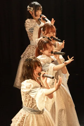 ステージを彩る歌声、キラキラの衣装