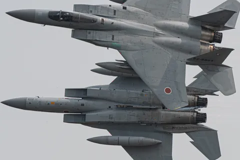空を滑る金属の影