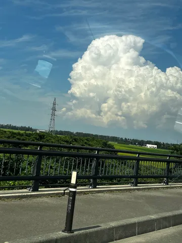 夏の入道雲と鉄塔の風景