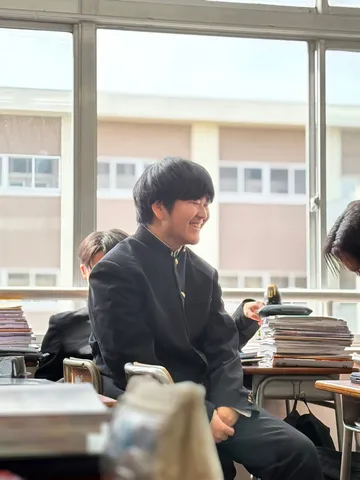 教室の窓辺、屈託のない笑顔