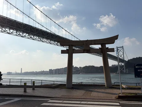 潮風と橋を結ぶ影