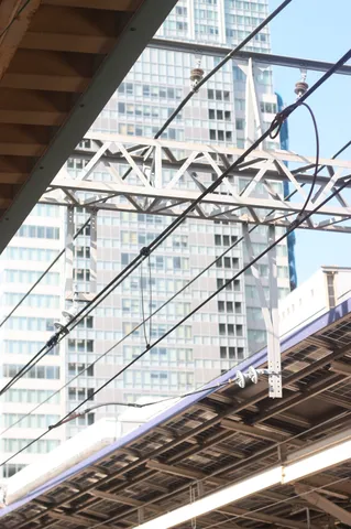 都市の線路と高層の影