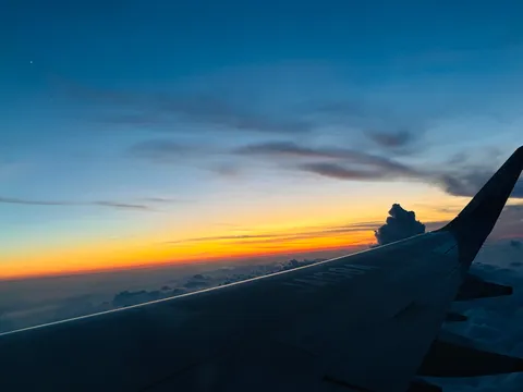 水平線に染まる、機上の空。