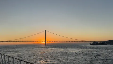 黄金に輝く大橋の夕景