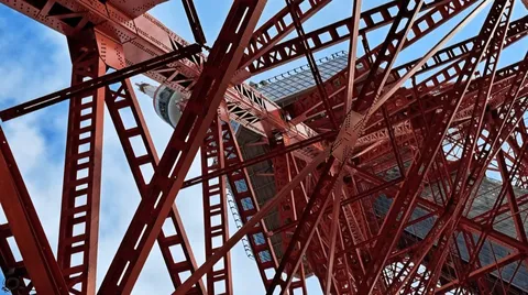 空に伸びる鉄骨の迷宮
