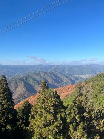 秋色に染まる山並み、空への誘い