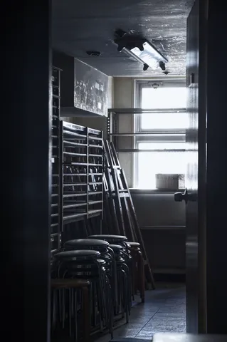 積み上がった椅子と差し込む光