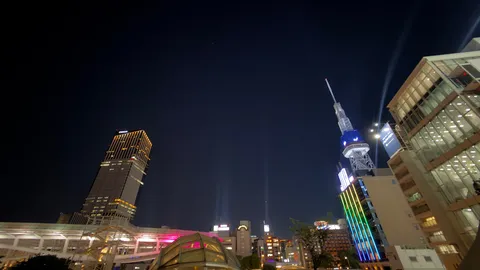夜景の交差点、光のドラマ