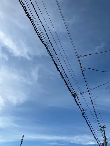 青空と電線の絡まる世界