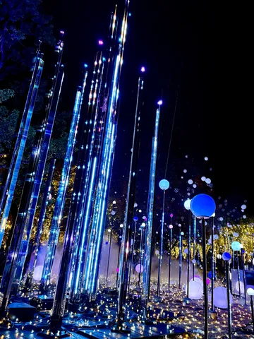 夜空へ伸びる光の柱
