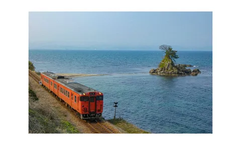 青い海と、旅するオレンジの列車