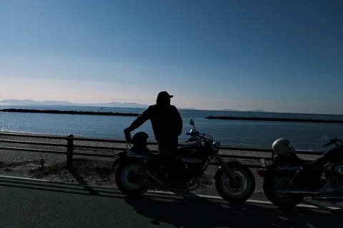 海風の影とバイクの輪郭