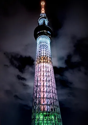 夜空にそびえる光の芸術