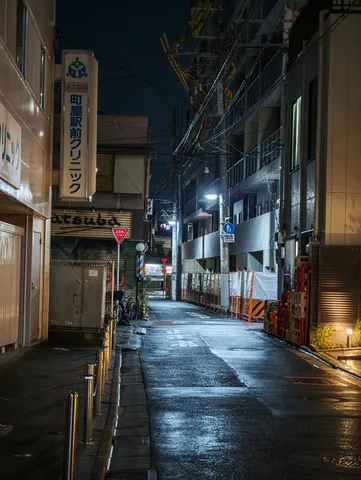 夜の路地に灯る水光