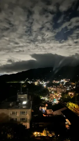 雲間から覗く夜景