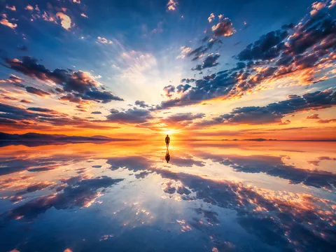 水面に映る夕焼けの幻想世界