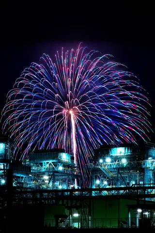 工場夜景に咲く光の傘